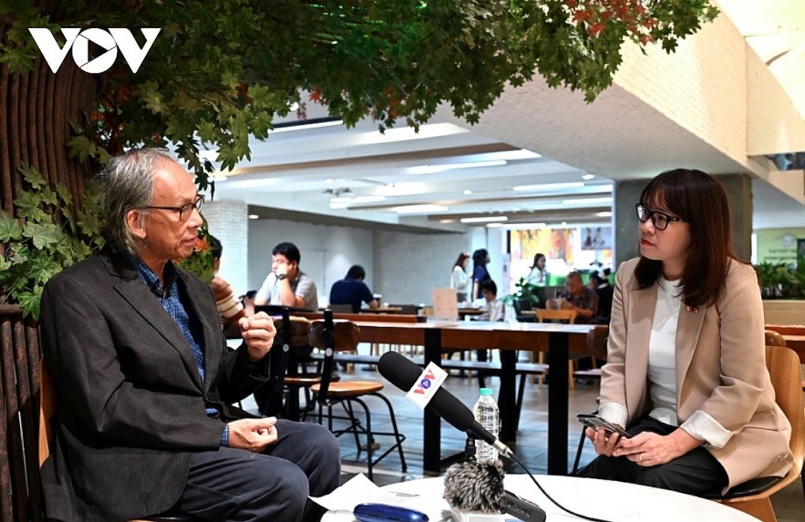 Thai scholar Kavi Chongkittavorn (L) in an interview granted to a Bangkok-based VOV correspondent. Thai scholar Kavi Chongkittavorn (L) in an interview granted to a Bangkok-based VOV correspondent.