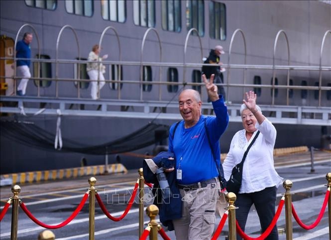 International tourists are excited upon disembarking from a cruise ship in Da Nang. (Photo: Tran Le Lam/VNA).