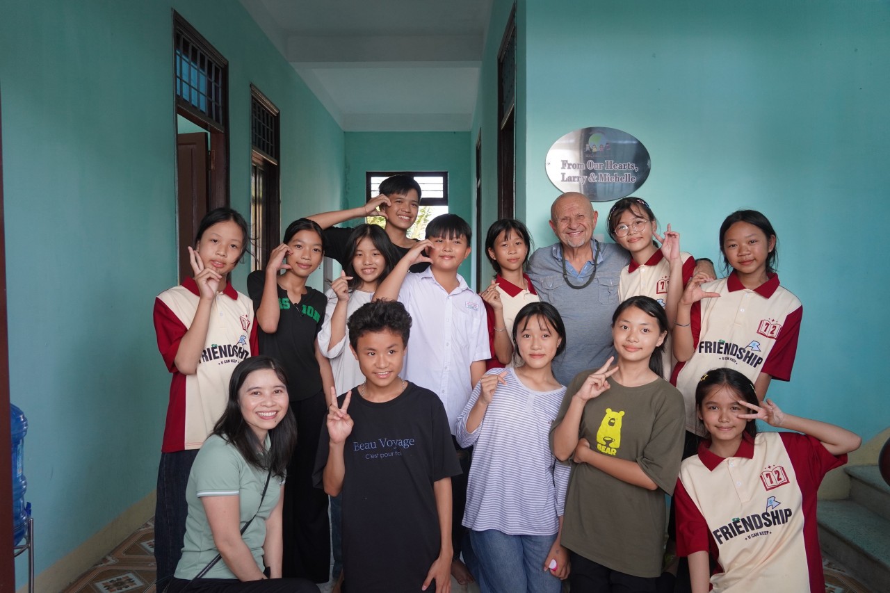 Robert Kalatschan (third from the right, back row) with children supported by GIBTK. (Photo: GIBTK)