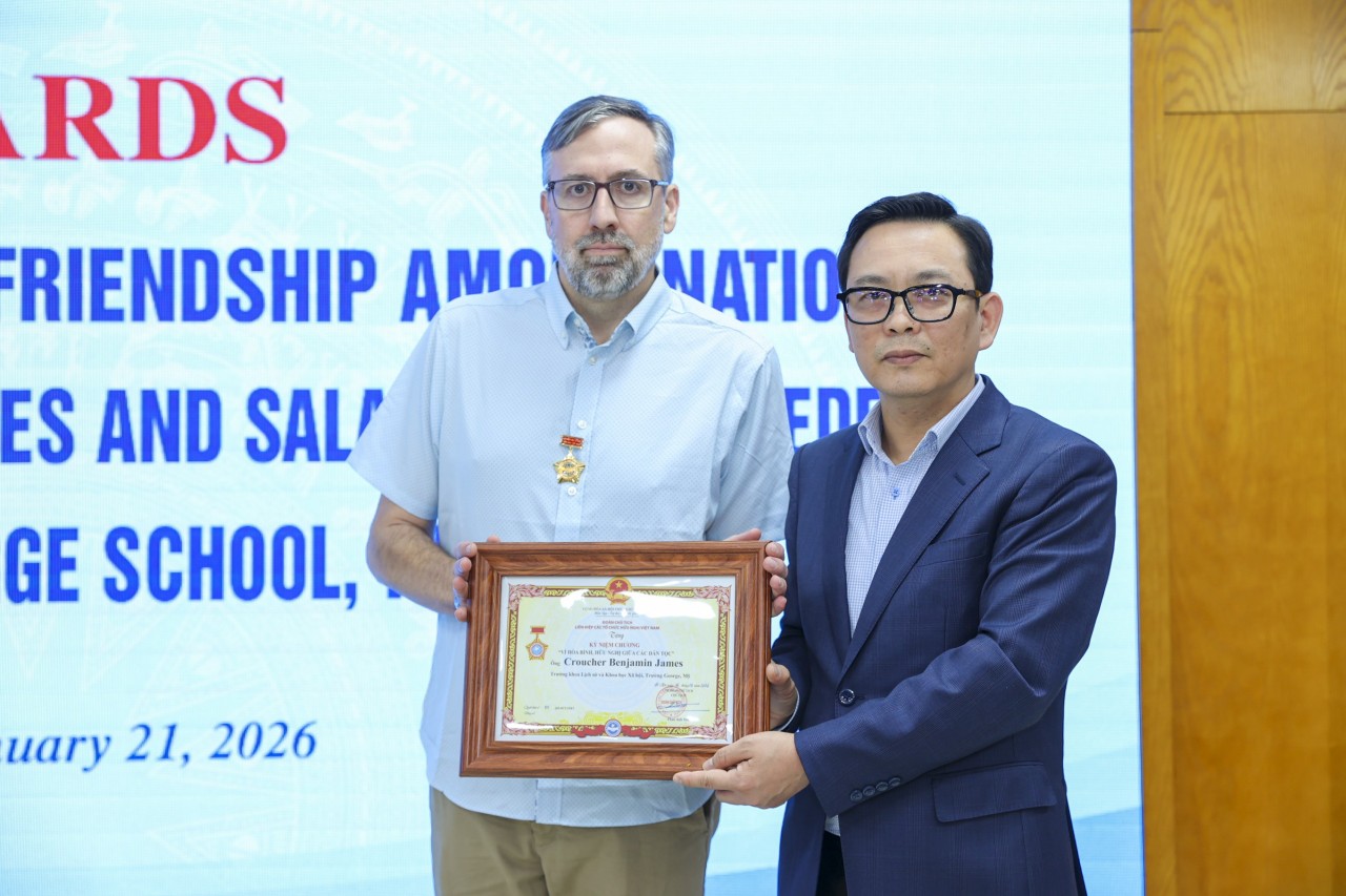 Croucher Benjamin James, Head of the Department of History and Social Sciences, George School (United States) (left), receives the Medal “For Peace and Friendship Among Nations” from the Vietnam Union of Friendship Organizations. (Photo: Dinh Hoa) Croucher Benjamin James, Head of the Department of History and Social Sciences, George School (United States) (left), receives the Medal “For Peace and Friendship Among Nations” from the Vietnam Union of Friendship Organizations. (Photo: Dinh Hoa)