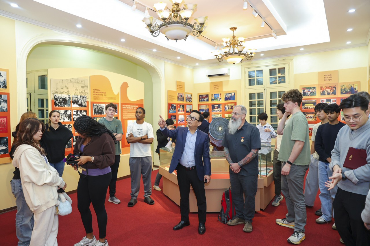 Members and young representatives of the Vietnam Union of Friendship Organizations and students of George School (United States) visit the Union’s Traditional House. (Photo: Dinh Hoa) Members and young representatives of the Vietnam Union of Friendship Organizations and students of George School (United States) visit the Union’s Traditional House. (Photo: Dinh Hoa)