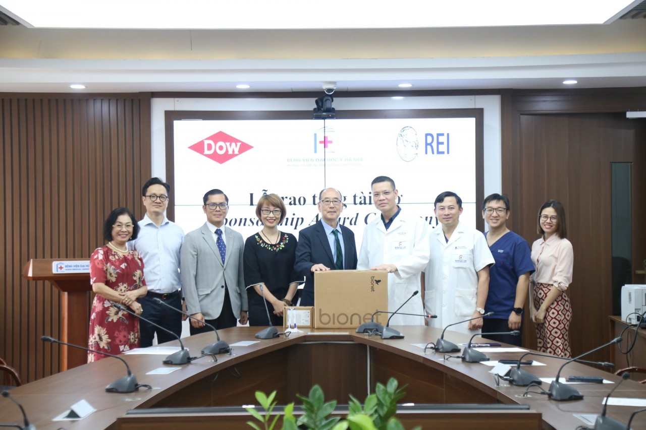 Dow Chemical Vietnam Co., Ltd. and REI in Viet Nam donate essential supplies to the Emergency and Intensive Care Department of Hanoi Medical University Hospital on October 10, 2023. (Photo: provided by the character) Dow Chemical Vietnam Co., Ltd. and REI in Viet Nam donate essential supplies to the Emergency and Intensive Care Department of Hanoi Medical University Hospital on October 10, 2023. (Photo: provided by the character)