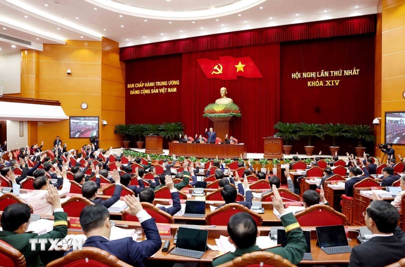 Members of the Party Central Committee vote to approve the list of candidates for election to the 14th Political Bureau. (Photo: VNA) Members of the Party Central Committee vote to approve the list of candidates for election to the 14th Political Bureau. (Photo: VNA)