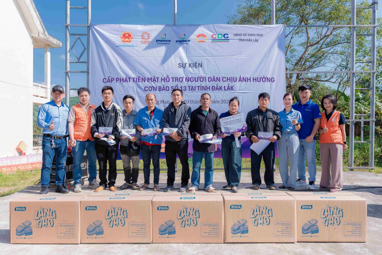 Cash assistance provided to residents of Dak Lak province. (Photo: CARE) Cash assistance provided to residents of Dak Lak province. (Photo: CARE)
