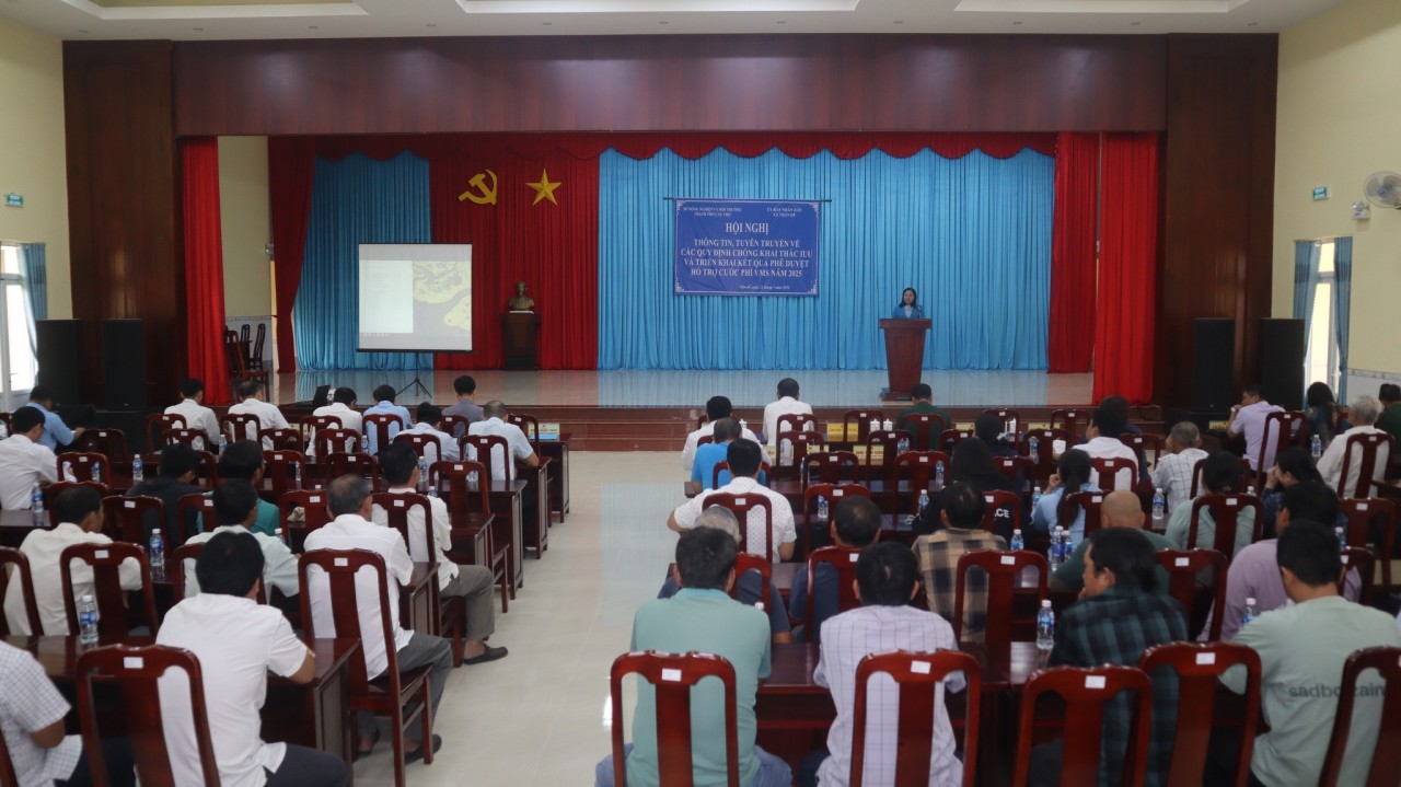 A conference providing information and communication for fishermen on regulations against IUU fishing, fishing vessel monitoring, and policies supporting fishermen in Tran De commune, Can Tho city. (Photo: KT)