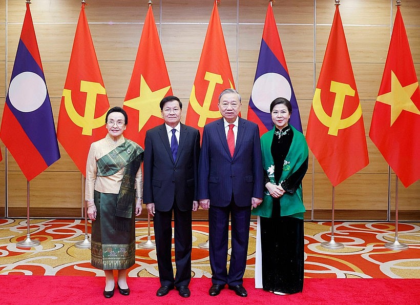 Party General Secretary To Lam and his spouse pose with Lao Party General Secretary and President Thongloun Sisoulith and his spouse in Hanoi on January 26, 2026. (Photo: VNA) Party General Secretary To Lam and his spouse pose with Lao Party General Secretary and President Thongloun Sisoulith and his spouse in Hanoi on January 26, 2026. (Photo: VNA)