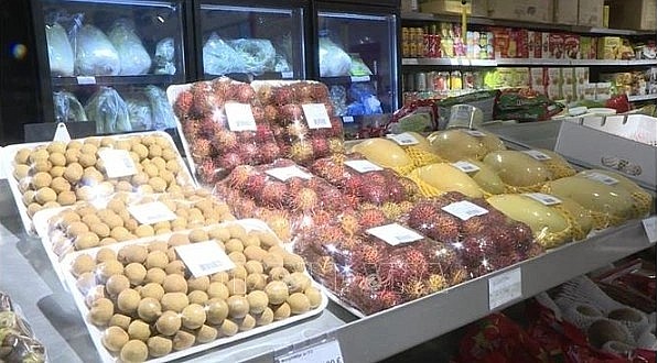 Fresh Vietnamese fruit on sale at a supermarket in France (Photo: VNA) Fresh Vietnamese fruit on sale at a supermarket in France (Photo: VNA)