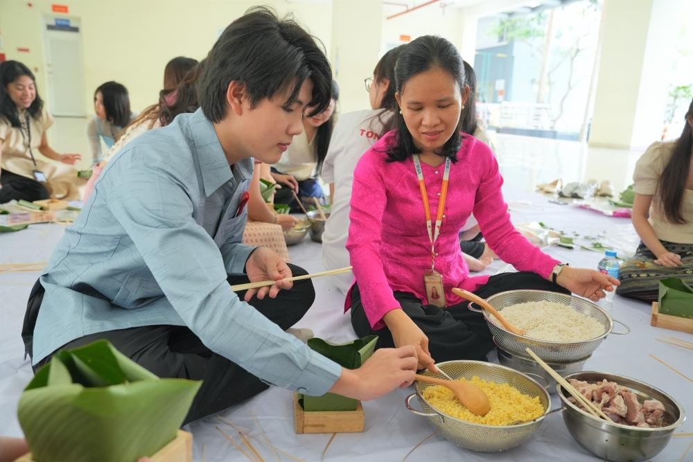 International students at Ton Duc Thang University learn how to make banh chung. (Photo: Ton Duc Thang University) International students at Ton Duc Thang University learn how to make banh chung. (Photo: Ton Duc Thang University)