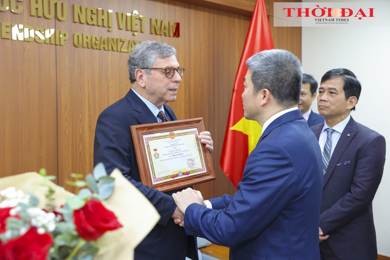 The President of the Vietnam Union of Friendship Organizations presents the Medal “For Peace and Friendship among Nations” to Ambassador Marco Farani, Ambassador of Brazil to Vietnam. (Photo: Dinh Hoa) The President of the Vietnam Union of Friendship Organizations presents the Medal “For Peace and Friendship among Nations” to Ambassador Marco Farani, Ambassador of Brazil to Vietnam. (Photo: Dinh Hoa)