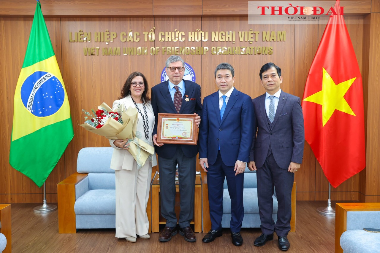 Ambassador Marco Farani and his spouse, President of the Vietnam Union of Friendship Organizations Phan Anh Son (third from the left), and Major General Hoang Kim Phung, former Director of the Vietnam Department of Peacekeeping Operations and Vice President of the Vietnam–Brazil Friendship and Cooperation Association, pose for a commemorative photo. (Photo: Dinh Hoa) Ambassador Marco Farani and his spouse, President of the Vietnam Union of Friendship Organizations Phan Anh Son (third from the left), and Major General Hoang Kim Phung, former Director of the Vietnam Department of Peacekeeping Operations and Vice President of the Vietnam–Brazil Friendship and Cooperation Association, pose for a commemorative photo. (Photo: Dinh Hoa)