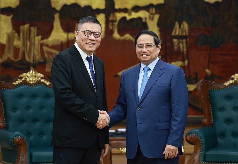 Prime Minister Pham Minh Chinh (R) receives Hong Tianzhu, Chairman of Texhong Group, in Hanoi on January 30. (Photo: VNA) Prime Minister Pham Minh Chinh (R) receives Hong Tianzhu, Chairman of Texhong Group, in Hanoi on January 30. (Photo: VNA)