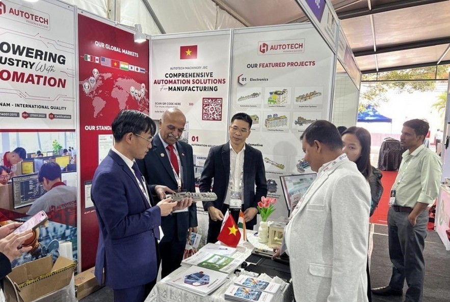 Vietnamese Trade Counsellor to India Bui Trung Thuong (first from left) and Vietnam’s Honorary Consul in Bangalore, N. Srinivasa Murthy, visit the Vietnamese exhibition booth. (Image source: Vietnam Trade Office in India)