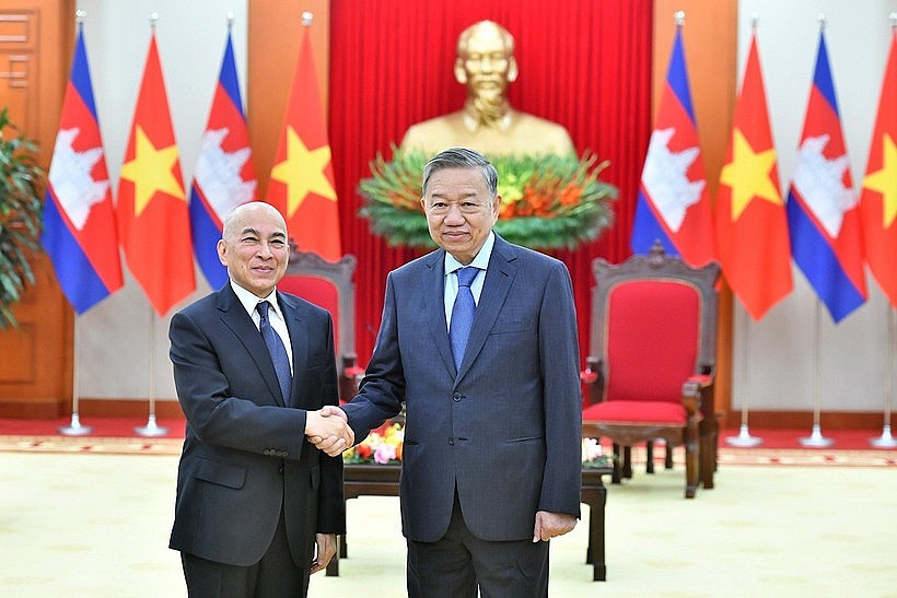 Party General Secretary To Lam (R) and Cambodian King Preah Bat Samdech Preah Boromneath Norodom Sihamoni (Photo: VNA)