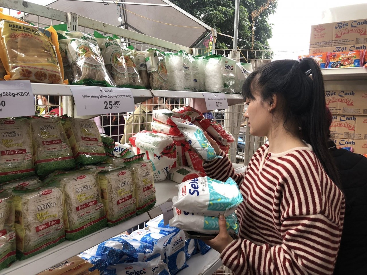 Bac Ninh residents shopping at the “Tet for Flood-Affected Communities” Spring Binh Ngo 2026 Market. (Photo: Viet Nam Red Cross Society)