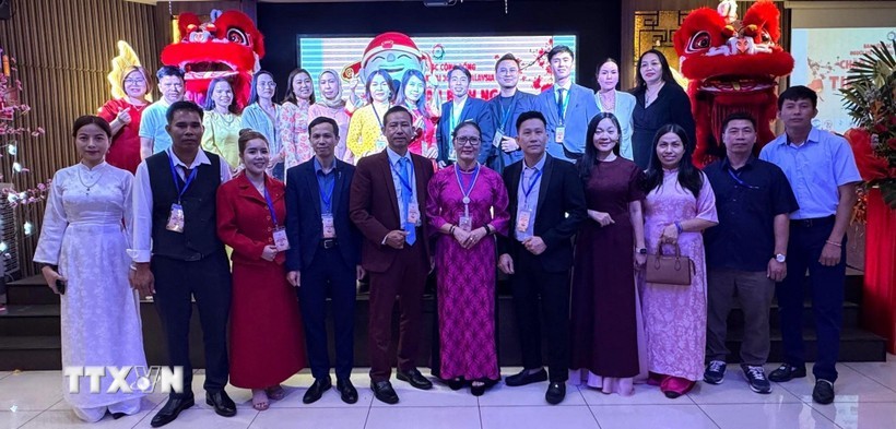 The Liaison Committee of the Vietnamese Community in Johor, together with representatives of the Vietnamese Embassy and the Malaysia–Vietnam Friendship Association, attended the event. (Photo: TTXVN) The Liaison Committee of the Vietnamese Community in Johor, together with representatives of the Vietnamese Embassy and the Malaysia–Vietnam Friendship Association, attended the event. (Photo: TTXVN)
