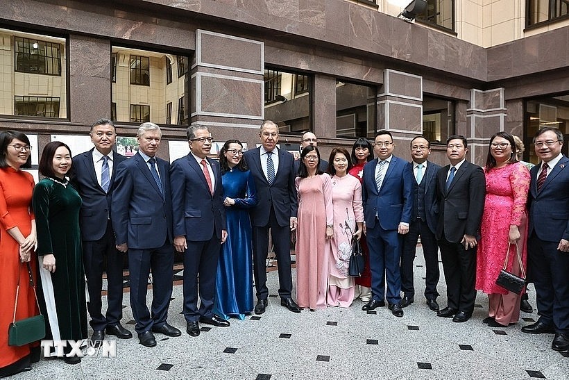 Members of the Vietnamese Embassy in Russia and Russian Foreign Minister Sergey Lavrov in a group photo (Photo: VNA) Members of the Vietnamese Embassy in Russia and Russian Foreign Minister Sergey Lavrov in a group photo (Photo: VNA)