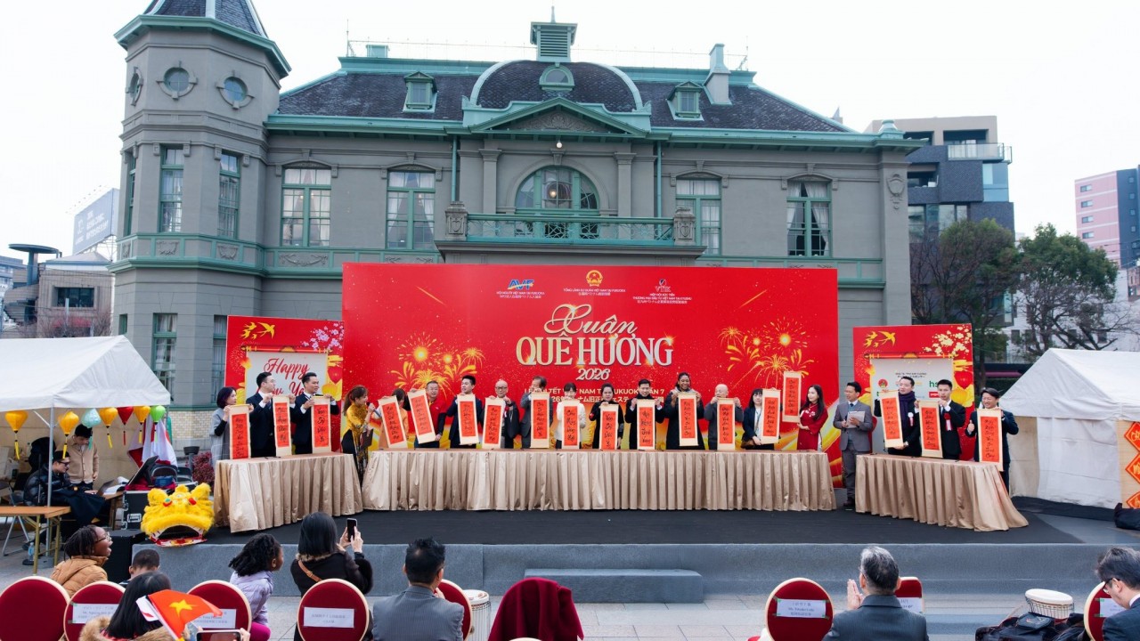 Organizers and delegates experience the tradition of writing New Year calligraphy. (Photo: Viet Nam Association in Fukuoka) Organizers and delegates experience the tradition of writing New Year calligraphy. (Photo: Viet Nam Association in Fukuoka)