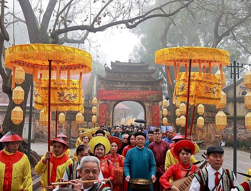 The ritual to release of carp to bid farewell to the Kitchen Gods at the Thang Long Imperial Citadel. (Photo: baovanhoa.vn) The ritual to release of carp to bid farewell to the Kitchen Gods at the Thang Long Imperial Citadel. (Photo: baovanhoa.vn)