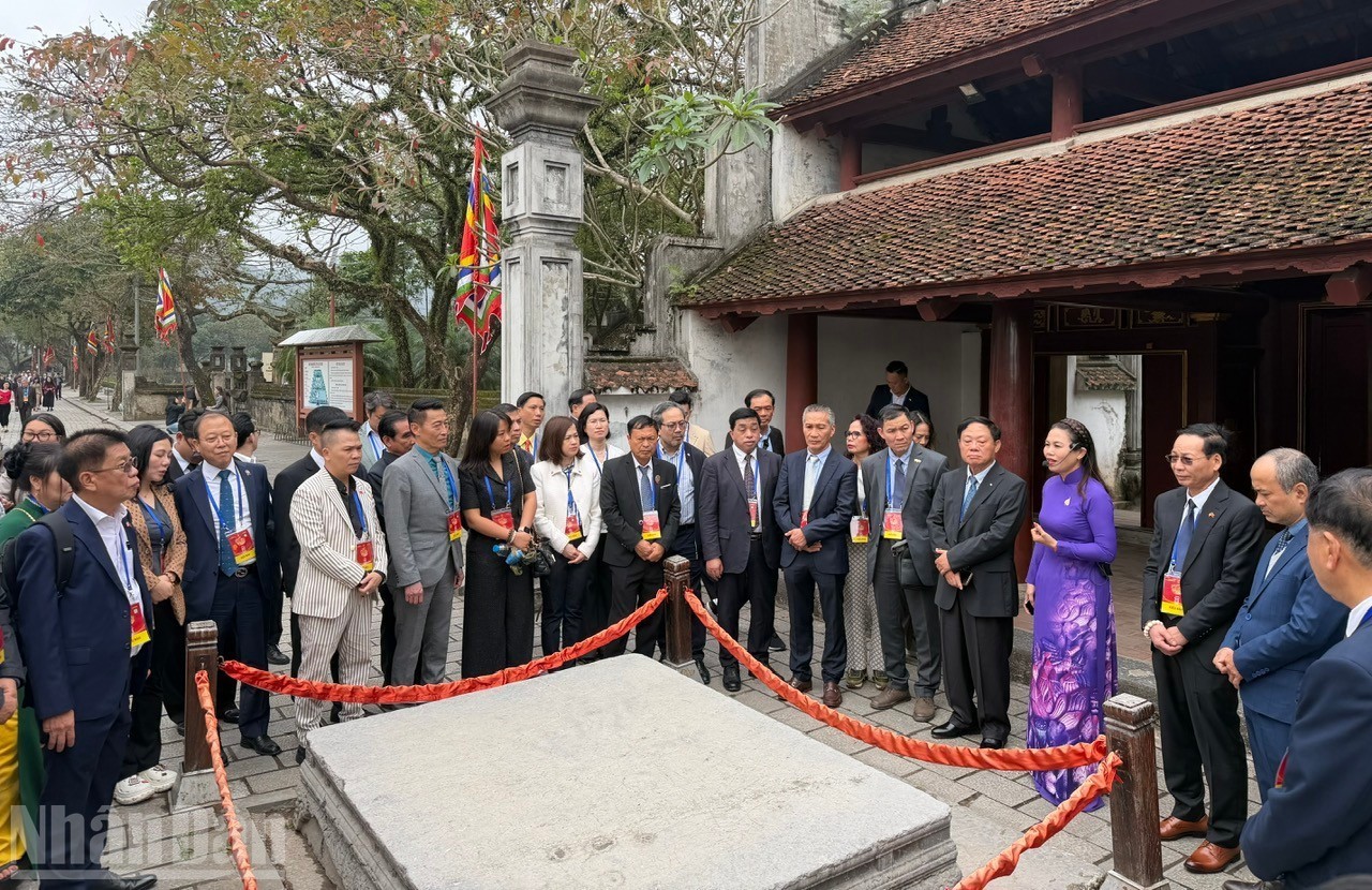 The overseas Vietnamese delegation learns about history at the Temple of King Le Dai Hanh. (Photo: People's Newspaper) The overseas Vietnamese delegation learns about history at the Temple of King Le Dai Hanh. (Photo: People's Newspaper)