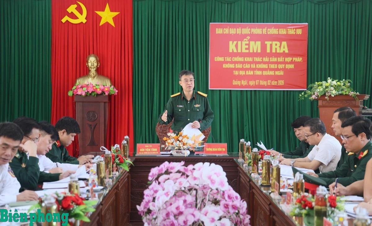 The working delegation of the Ministry of National Defense Steering Committee on combating illegal, unreported and unregulated (IUU) fishing conducts an on-site inspection of IUU prevention and control in Quang Ngai province. (Photo: Border Guard Newspaper)