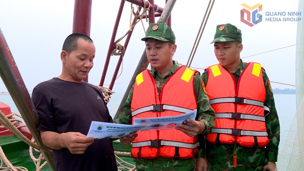 Officers and soldiers of Quang Duc Border Guard Station disseminate and explain regulations on combating IUU fishing to fishermen during inspections and controls at sea. (Photo: QMG) Officers and soldiers of Quang Duc Border Guard Station disseminate and explain regulations on combating IUU fishing to fishermen during inspections and controls at sea. (Photo: QMG)