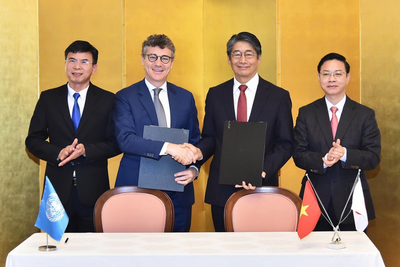 Representatives of UNESCO and the Embassy of Japan in Vietnam sign the agreement to implement the project “Strengthening Viet Nam’s Capacity on Early Warning, Disaster Risk Reduction and Safe Learning Environment.” (Photo: Embassy of Japan in Vietnam) Representatives of UNESCO and the Embassy of Japan in Vietnam sign the agreement to implement the project “Strengthening Viet Nam’s Capacity on Early Warning, Disaster Risk Reduction and Safe Learning Environment.” (Photo: Embassy of Japan in Vietnam)