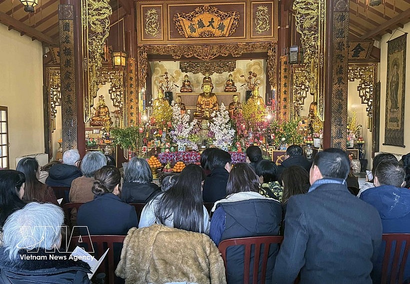The Vietnamese community in France pray for peace at the Truc Lam Zen Monastery. (Photo: VNA) The Vietnamese community in France pray for peace at the Truc Lam Zen Monastery. (Photo: VNA)