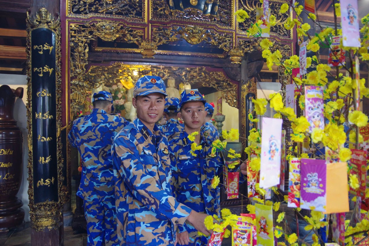 Officers and soldiers on Trường Sa Island visit a pagoda at the beginning of the year. (Photo: Đoàn Trưởng)