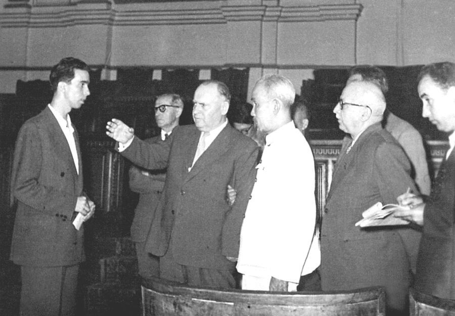Chairman of the Presidium of the Bulgarian National Assembly Georgi Damianov guided President Ho Chi Minh on a visit to the National Assembly Headquarters. (Photo: Bulgarian State Archives Agency). Chairman of the Presidium of the Bulgarian National Assembly Georgi Damianov guided President Ho Chi Minh on a visit to the National Assembly Headquarters. (Photo: Bulgarian State Archives Agency).