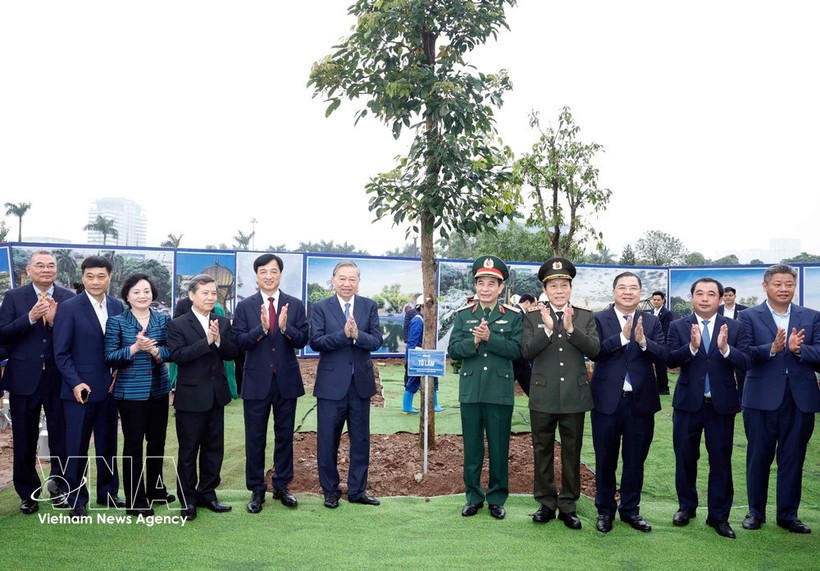 Party General Secretary To Lam (sixth from left) and officials at the launch of the tree planting festival in Hanoi on February 22 (Photo: VNA) Party General Secretary To Lam (sixth from left) and officials at the launch of the tree planting festival in Hanoi on February 22 (Photo: VNA)