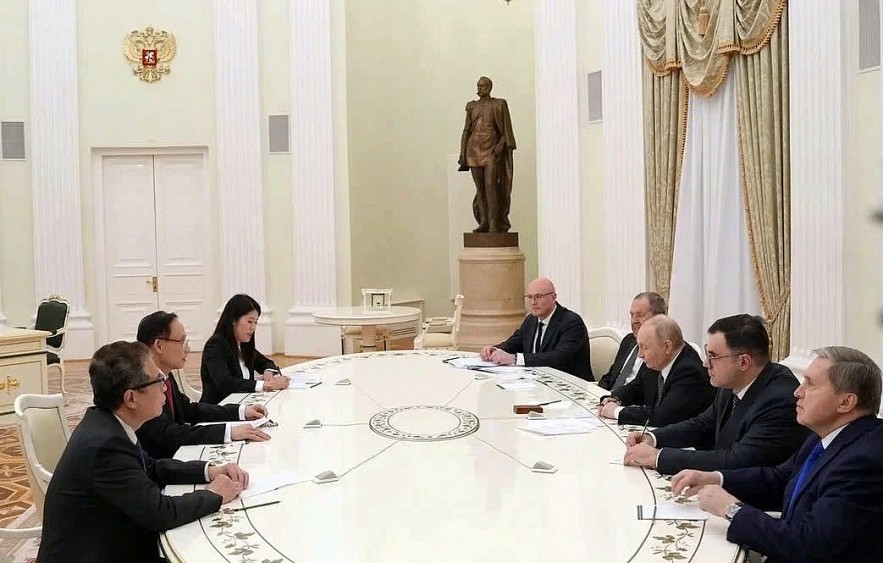 Russian President Vladimir Putin receives Le Hoai Trung, Foreign Minister and Special Envoy of Vietnamese Party General Secretary To Lam, in Moscow on February 24. (Photo: MOFA)