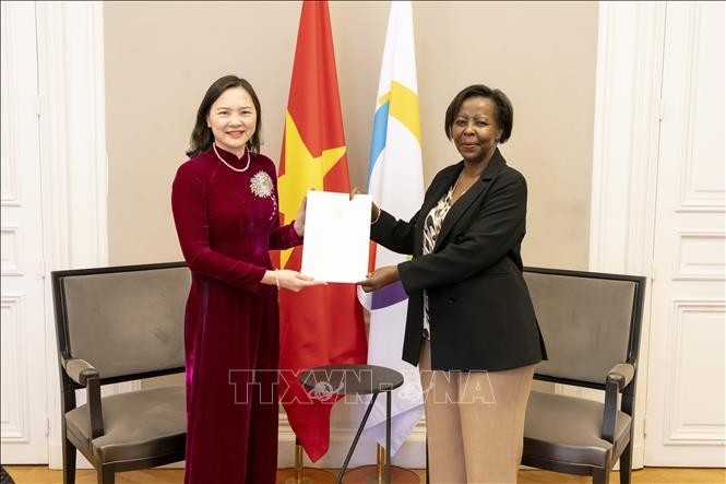 Ambassador Nguyen Thi Van Anh, Head of the Permanent Delegation of Vietnam to UNESCO (left), presents her credentials to Francophonie Secretary-General Louise Mushikiwabo. (Photo: VNA) Ambassador Nguyen Thi Van Anh, Head of the Permanent Delegation of Vietnam to UNESCO (left), presents her credentials to Francophonie Secretary-General Louise Mushikiwabo. (Photo: VNA)