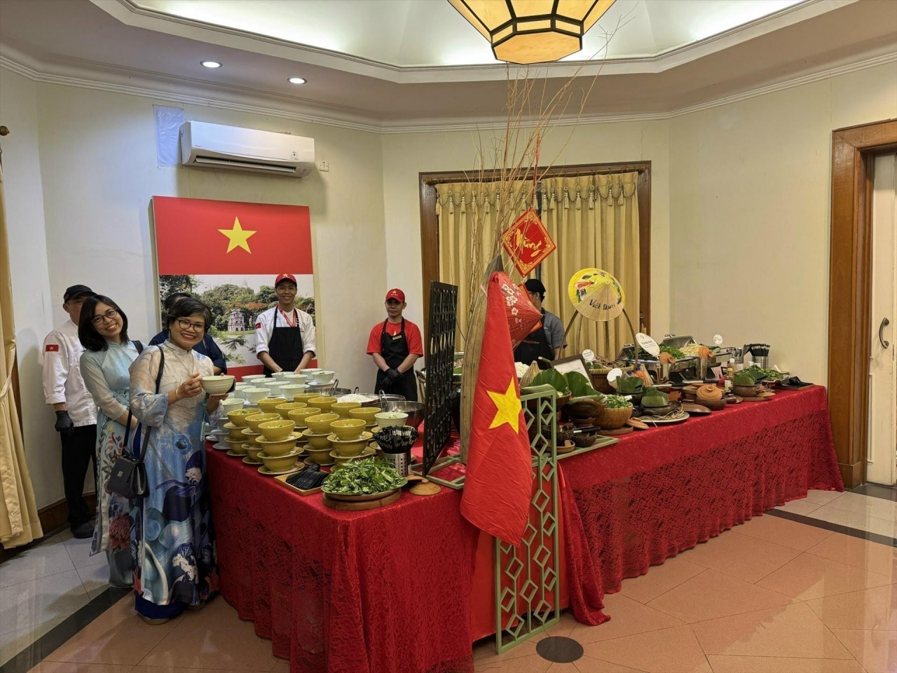 The pho stall, a traditional Vietnamese dish, served at the Binh Ngo Spring Community Tet celebration. (Photo: Minh Thai, VNA correspondent in Indonesia)