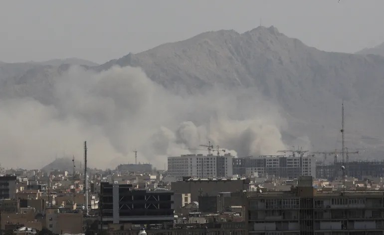 Smoke rises following waves of attacks by Israel and the United States on Tehran (Iran). (Photo: Reuters) Smoke rises following waves of attacks by Israel and the United States on Tehran (Iran). (Photo: Reuters)