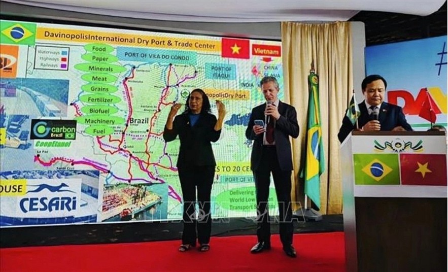 Ambassador Bui Van Nghi speaks at a meeting with Davinópolis Mayor Zé Pequeno. (Photo: Embassy of Vietnam in Brazil) Ambassador Bui Van Nghi speaks at a meeting with Davinópolis Mayor Zé Pequeno. (Photo: Embassy of Vietnam in Brazil)