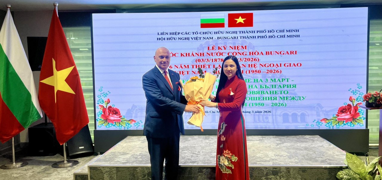 Hoang Thai Lan, President of the Ho Chi Minh City Vietnam–Bulgaria Friendship Association, presented flowers to Mr. Oleg Marinov, Counsellor of the Embassy of Bulgaria in Vietnam, in celebration of Bulgaria’s National Day. (Photo: Ho Chi Minh City Union of Friendship Organizations) Hoang Thai Lan, President of the Ho Chi Minh City Vietnam–Bulgaria Friendship Association, presented flowers to Mr. Oleg Marinov, Counsellor of the Embassy of Bulgaria in Vietnam, in celebration of Bulgaria’s National Day. (Photo: Ho Chi Minh City Union of Friendship Organizations)