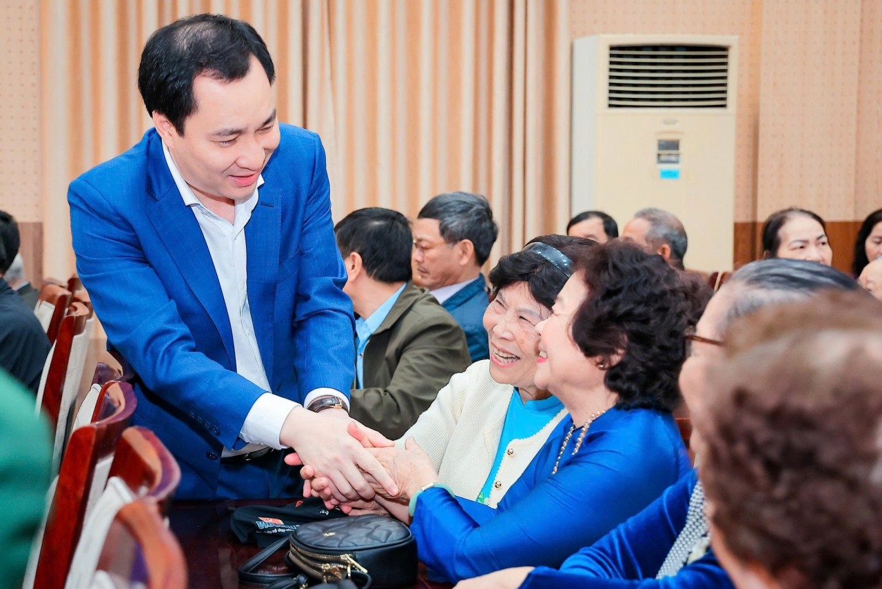 Vu Van Tien, Head of the Communications and Education Commission of the Central Committee of the Vietnam Fatherland Front, attended the meeting together with voters. (Photo: Vietnam Fatherland Front) Vu Van Tien, Head of the Communications and Education Commission of the Central Committee of the Vietnam Fatherland Front, attended the meeting together with voters. (Photo: Vietnam Fatherland Front)