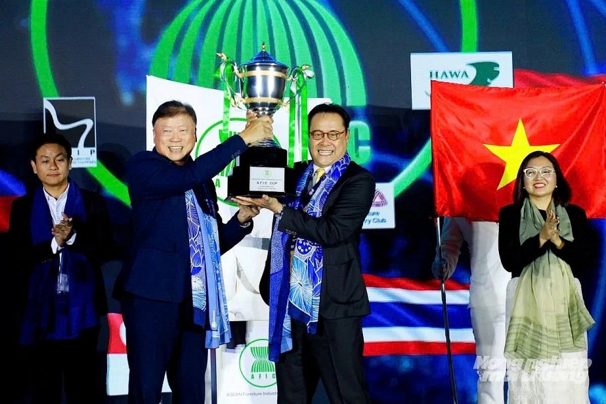 Dhanakorn Kasetrsuwan, ASEAN Furniture Industries Council (AFIC) Chair for 2024–2026, hands over the council’s leadership to Nguyen Quoc Khanh of Handicraft and Wood Industry Association of Ho Chi Minh City, serving as AFIC Chair for the 2026–2028 term. (Photo: HawaExpo) Dhanakorn Kasetrsuwan, ASEAN Furniture Industries Council (AFIC) Chair for 2024–2026, hands over the council’s leadership to Nguyen Quoc Khanh of Handicraft and Wood Industry Association of Ho Chi Minh City, serving as AFIC Chair for the 2026–2028 term. (Photo: HawaExpo)