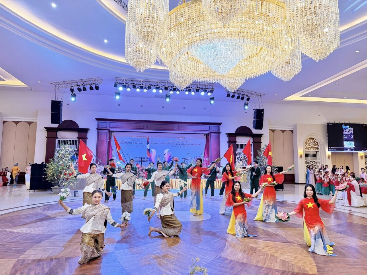 A cultural performance rich in Vietnamese-Lao characteristics. (Photo: Embassy of Vietnam in Laos) A cultural performance rich in Vietnamese-Lao characteristics. (Photo: Embassy of Vietnam in Laos)