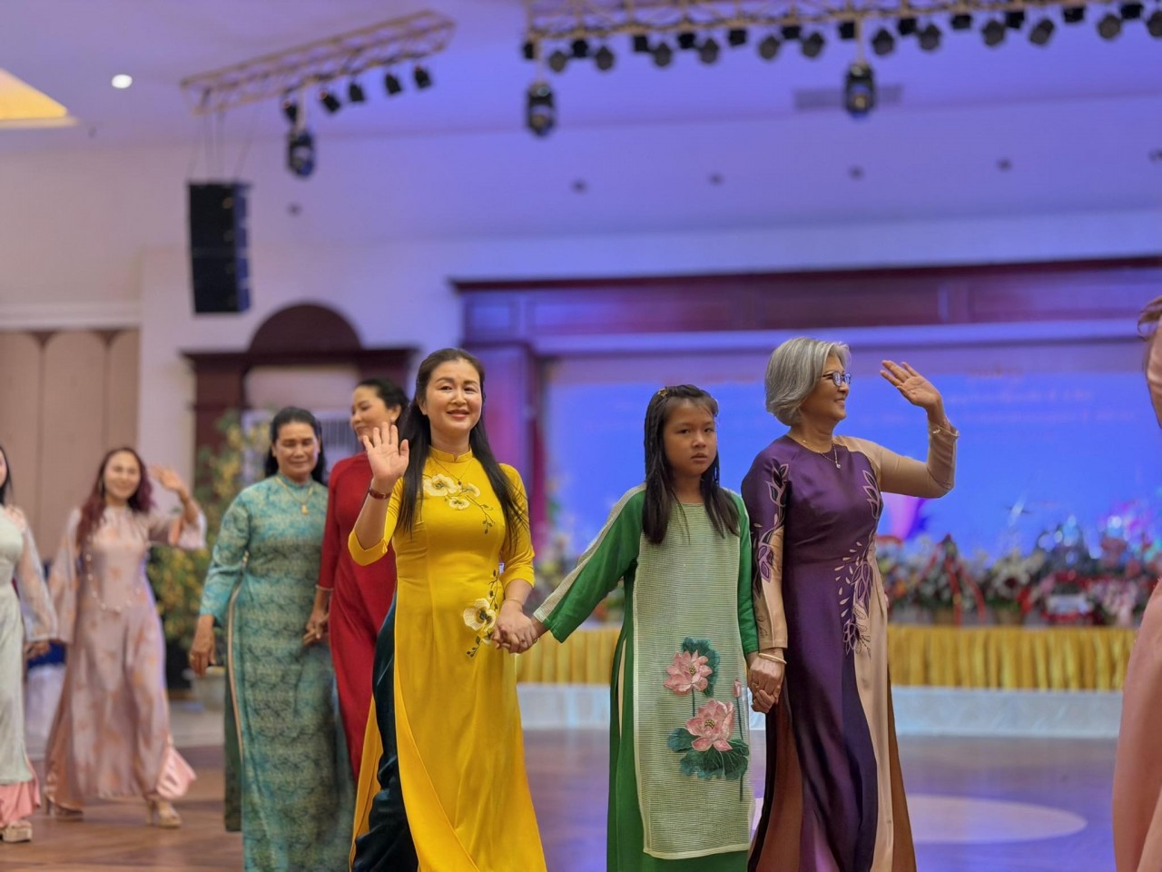 The Vietnam Ao Dai Heritage Club in Laos performs an ao dai show. (Photo: Embassy of Vietnam in Laos) The Vietnam Ao Dai Heritage Club in Laos performs an ao dai show. (Photo: Embassy of Vietnam in Laos)