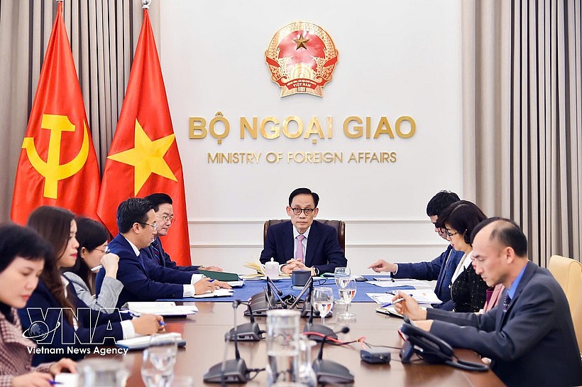 Vietnamese Minister of Foreign Affairs Le Hoai Trung (C) holds phone talks with his Korean counterpart Cho Hyun on March 10 (Photo: VNA) Vietnamese Minister of Foreign Affairs Le Hoai Trung (C) holds phone talks with his Korean counterpart Cho Hyun on March 10 (Photo: VNA)