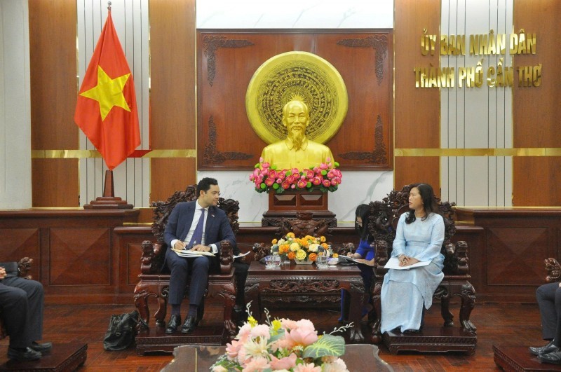 Nguyen Thi Ngoc Diep, Vice Chairwoman of the Can Tho People’s Committee (right), and the Consul General of France in Ho Chi Minh City discuss strengthening friendship and cooperation between the locality and French partners on the foundation of the Vietnam–France Comprehensive Strategic Partnership in the coming period. (Photo: HV) Nguyen Thi Ngoc Diep, Vice Chairwoman of the Can Tho People’s Committee (right), and the Consul General of France in Ho Chi Minh City discuss strengthening friendship and cooperation between the locality and French partners on the foundation of the Vietnam–France Comprehensive Strategic Partnership in the coming period. (Photo: HV)