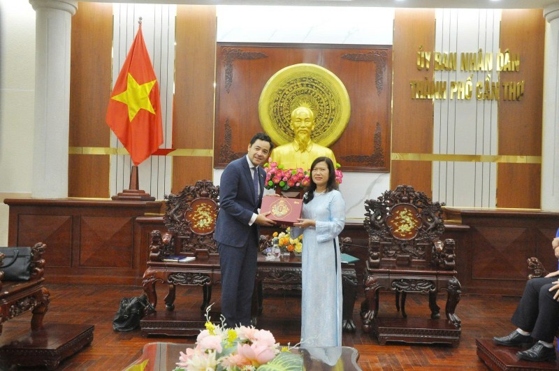 Nguyen Thi Ngoc Diep, Vice Chairwoman of the Can Tho People’s Committee (right), presents a souvenir to the Consul General of France in Ho Chi Minh City. (Photo: HV) Nguyen Thi Ngoc Diep, Vice Chairwoman of the Can Tho People’s Committee (right), presents a souvenir to the Consul General of France in Ho Chi Minh City. (Photo: HV)