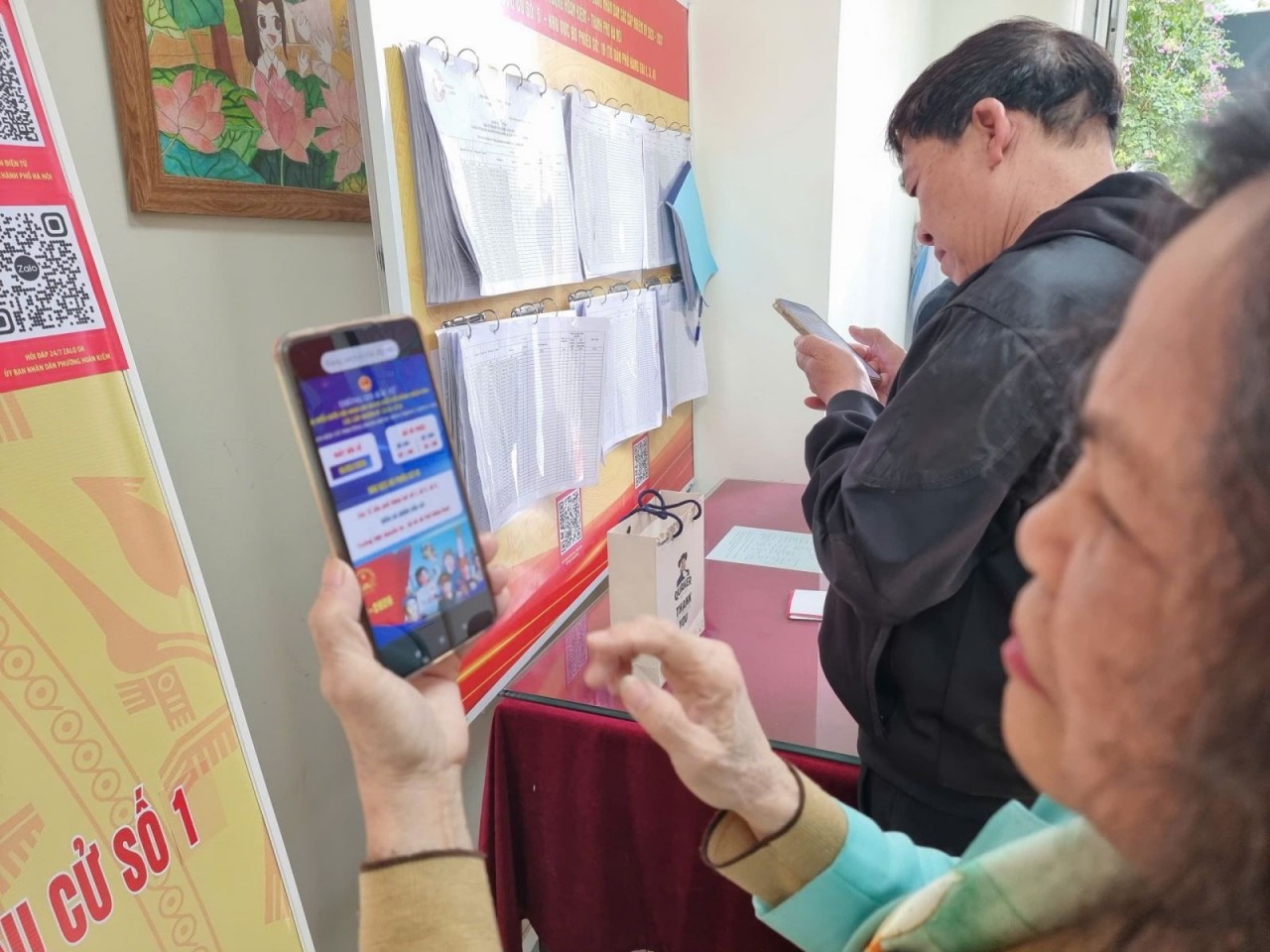 Residents scan QR codes to access updated information about election work. (Photo: baotintuc.vn) Residents scan QR codes to access updated information about election work. (Photo: baotintuc.vn)