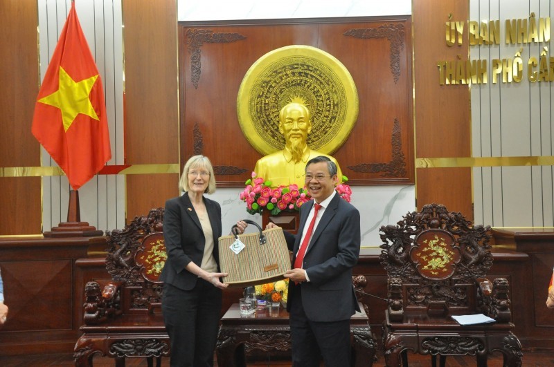 Truong Canh Tuyen, Chairman of the Can Tho Municipal People's Committee (right), presents a souvenir to Gillian Bird, Ambassador of Australia to Vietnam, at the meeting. (Photo: HV) Truong Canh Tuyen, Chairman of the Can Tho Municipal People's Committee (right), presents a souvenir to Gillian Bird, Ambassador of Australia to Vietnam, at the meeting. (Photo: HV)