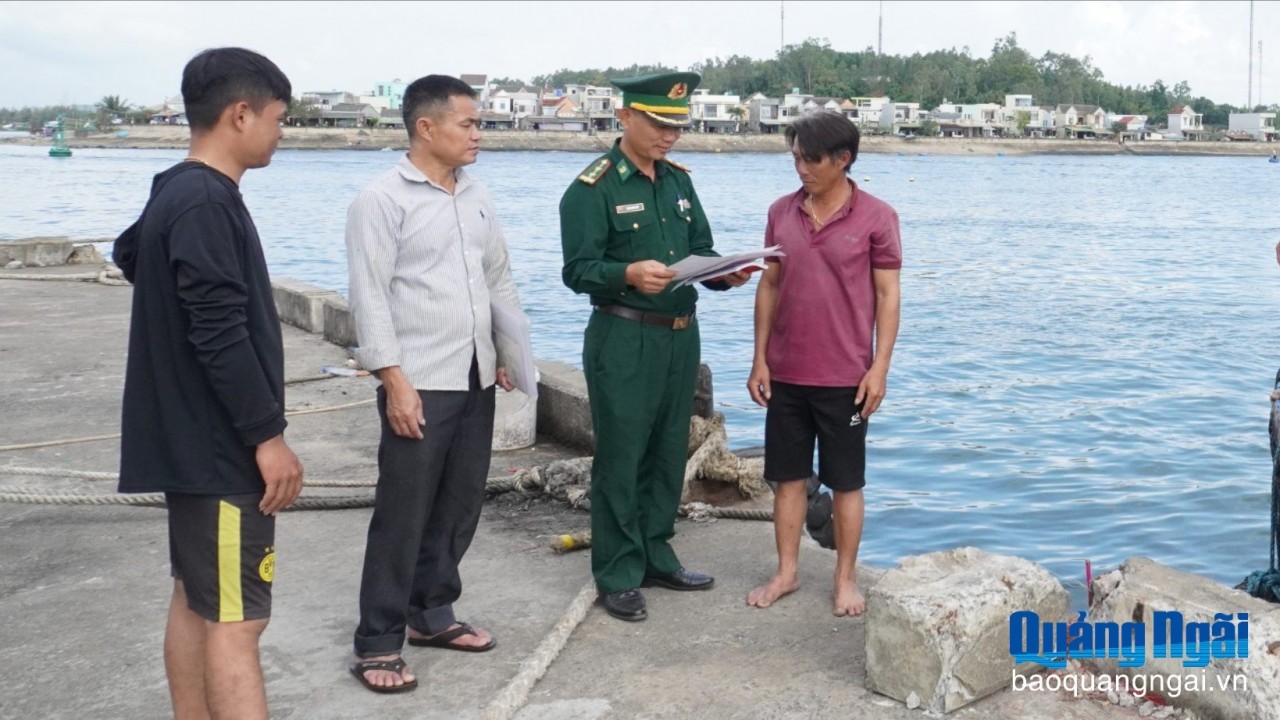 Officers at the Sa Ky Border Guard Control Station check crew lists before allowing vessels to depart. (Photo: Quang Ngai Newspaper) Officers at the Sa Ky Border Guard Control Station check crew lists before allowing vessels to depart. (Photo: Quang Ngai Newspaper)