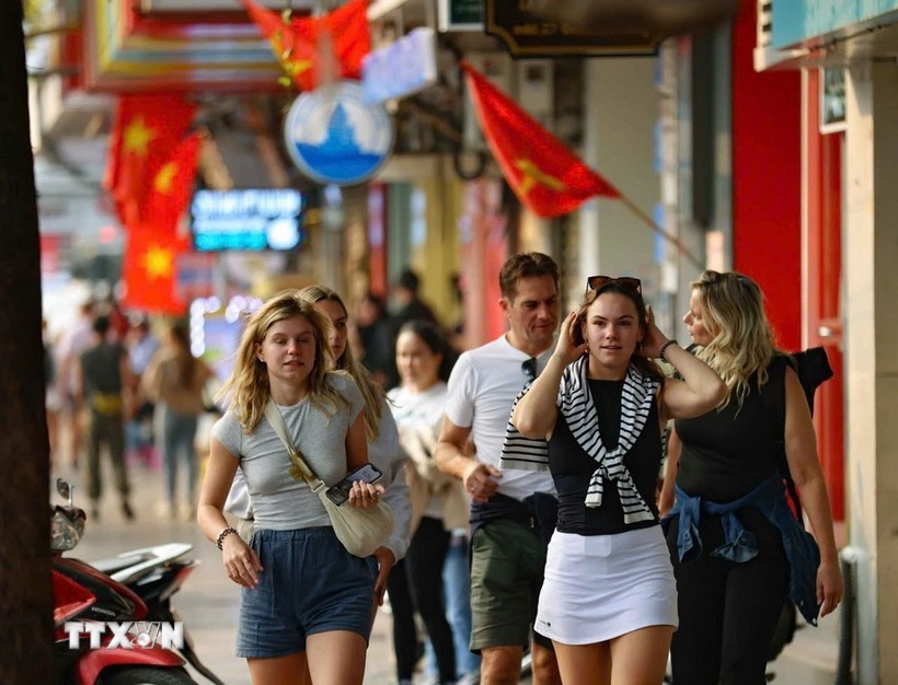 International tourists visit Hanoi's Old Quarter (Photo: Thanh Tung/VNA) International tourists visit Hanoi's Old Quarter (Photo: Thanh Tung/VNA)