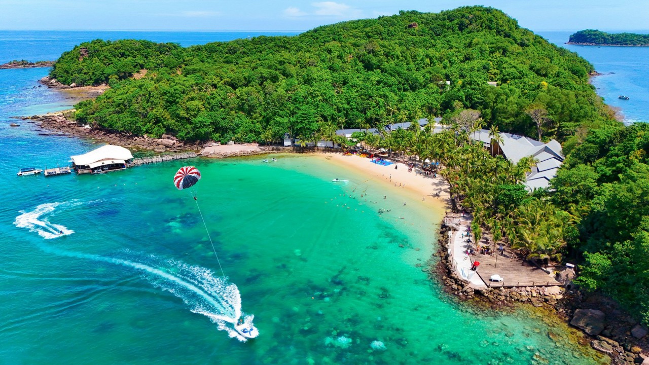 Nestled at the foot of Hon Heo Mountain facing the sea, Ninh Van Bay boasts a stunning location. (Photo: Khanh Hoa Newspaper) Nestled at the foot of Hon Heo Mountain facing the sea, Ninh Van Bay boasts a stunning location. (Photo: Khanh Hoa Newspaper)