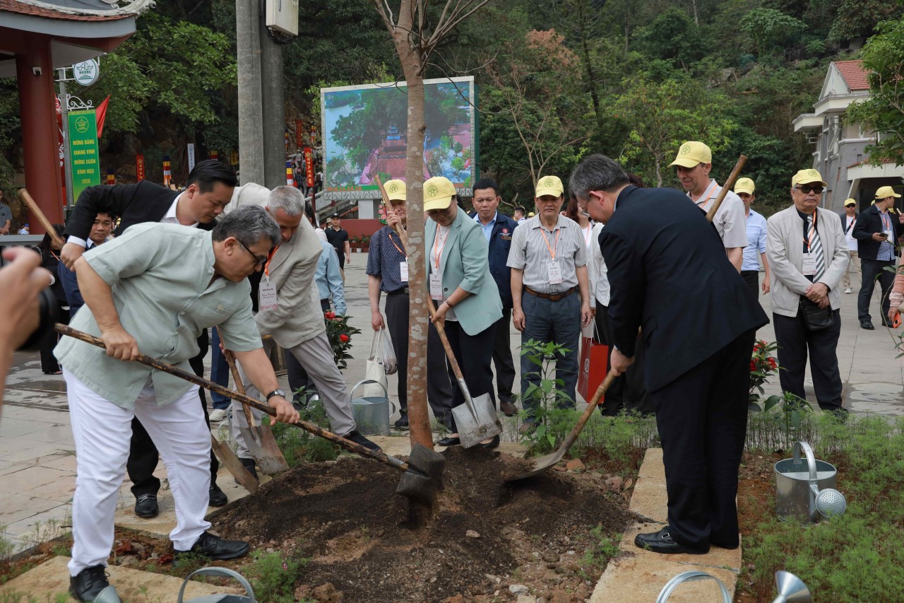 Delegates participate in a commemorative tree-planting activity. (Photo: HAUFO) Delegates participate in a commemorative tree-planting activity. (Photo: HAUFO)