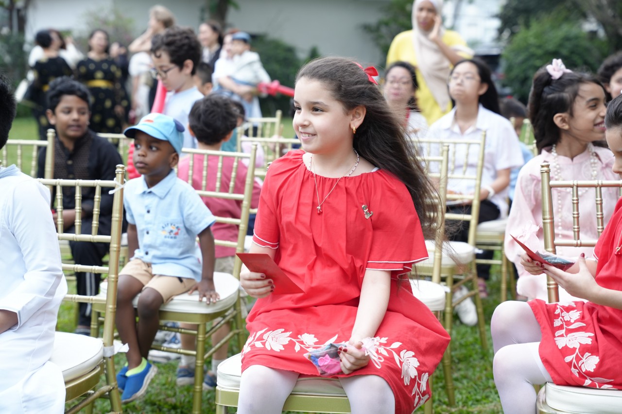 Muslim children enjoy circus performances at the event. (Photo: Embassy of the Kingdom of Saudi Arabia in Vietnam) Muslim children enjoy circus performances at the event. (Photo: Embassy of the Kingdom of Saudi Arabia in Vietnam)